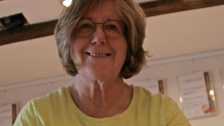 Michaela Engelhardt mischt ihren Senf sorgfältig an.