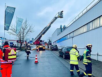 D&ouml;rfles-Esbach: Brand in Kartonagenfabrik bei Coburg - "Erh&ouml;hte Alarmstufe"