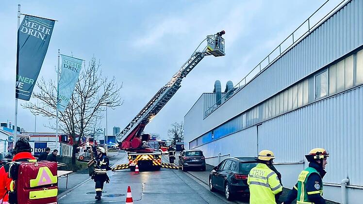 D&ouml;rfles-Esbach: Brand in Kartonagenfabrik bei Coburg - "Erh&ouml;hte Alarmstufe"