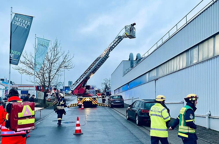 Dörfles-Esbach: Feuerwehr-Großeinsatz wegen Brand in Fabrik - Halle evakuiert
