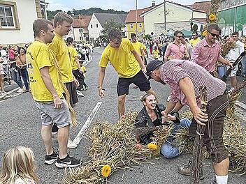 Traditioneller Strohbärentanz begeistert Kirchaich