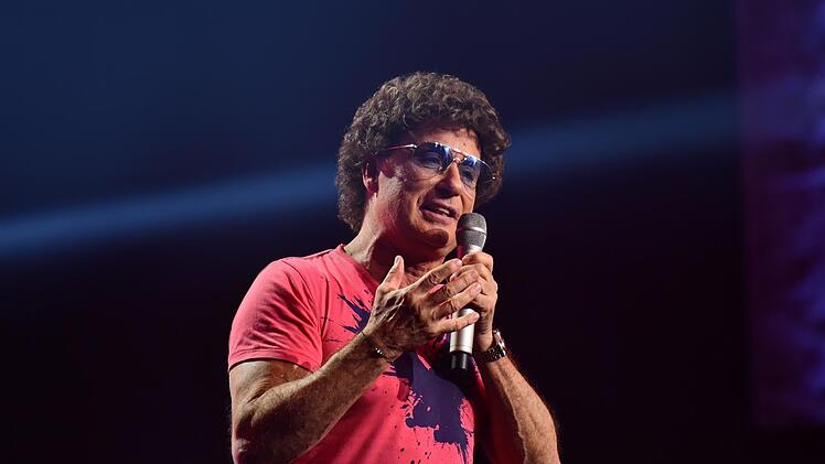 Immer wieder wurde versucht, die Kunstfigur mit der Wuschelhaarper&uuml;cke und der Fliegebrille zu "enttarnen". In diesem Punkt versteht Atze Schr&ouml;der keinen Spa&szlig;.