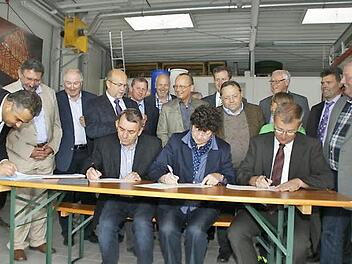 Rund 20  Bürgermeister aus dem Steigerwald unterzeichneten am Montag die Resolution zur Nachhaltigkeitsregion. Links Hauptinitiator Klaus Seifert, Bürgermeister von Scheinfeld; vorne in der Mitte Rauhenebrachs Bürgermeister Oskar Ebert und Irmgard Krammer, Bürgermeisterin von Gerolzhofen.  Foto: Sabine Weinbeer