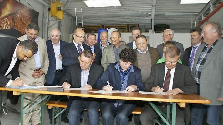 Rund 20  Bürgermeister aus dem Steigerwald unterzeichneten am Montag die Resolution zur Nachhaltigkeitsregion. Links Hauptinitiator Klaus Seifert, Bürgermeister von Scheinfeld; vorne in der Mitte Rauhenebrachs Bürgermeister Oskar Ebert und Irmgard Krammer, Bürgermeisterin von Gerolzhofen.  Foto: Sabine Weinbeer