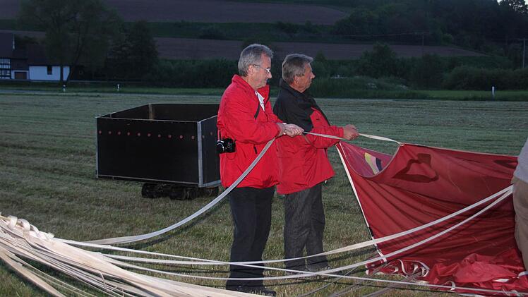 Ottmar Müller und Werner Grell mussten nach der Landung bei Medlitz tüchtig mithelfen.