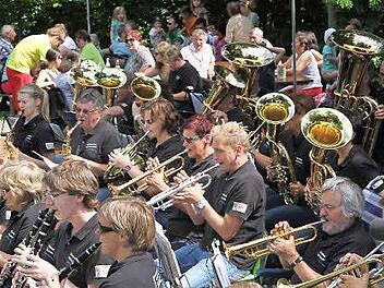 Der Spielmannszug sorgt für gute Stimmung.  Foto: Erlwein