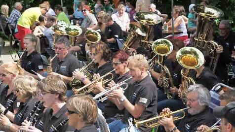 Der Spielmannszug sorgt für gute Stimmung.  Foto: Erlwein