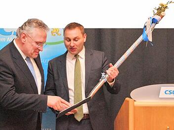 Einen Spaten zur Erinnerung an noch bevorstehende Straßenbauprojekte im Frankenwald schenkte Kreisvorsitzender Jürgen Baumgärtner (rechts) Innenminister Joachim Herrmann. Foto: Corinna Igler