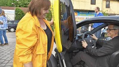 Ulrike Schwesinger vom Coburger Sozialdienst erklärt ihr Dienstfahrzeug Thomas Schlosser, der auch gleich hinterm Steuer Platz nahm. Gabi Arnold