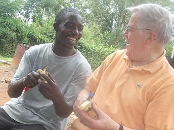 Alfred Schäfer schält mit seinem afrikanischen Koch Kartoffeln. Foto: Archiv Alfred Schäfer