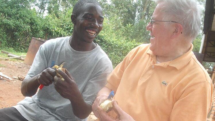 Alfred Schäfer schält mit seinem afrikanischen Koch Kartoffeln. Foto: Archiv Alfred Schäfer