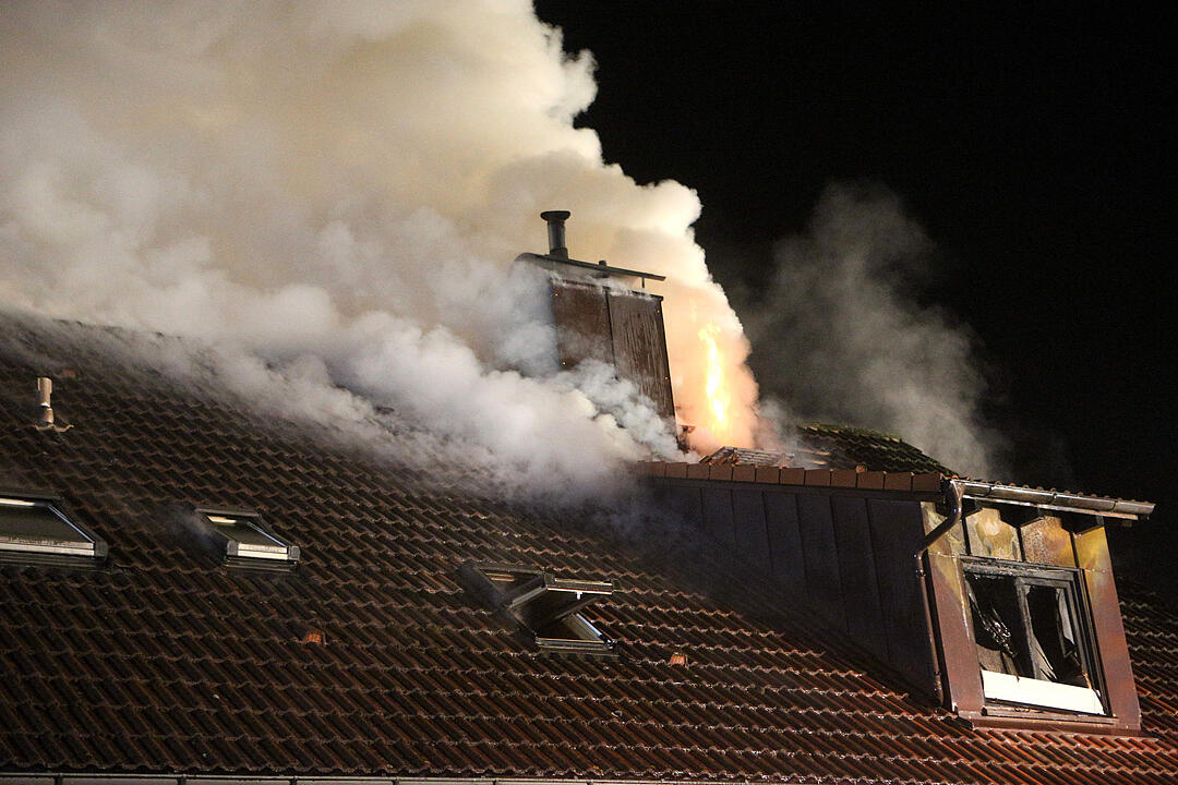 Flammen schlugen aus dem Dachstuhl von Wohnhaus - Feuerwehrmann stuerzt von Drehleiter, zwei weitere Verletzte