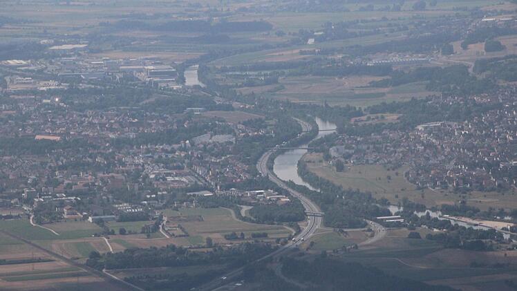 Die Aufwertung zum Oberzentrum wird die Flächennutzung in Forchheim grundlegend verändern. Unser Luft-Bild zeigt die Stadtteile Forchheim-Nord, Burk und Buckenhofen.  Foto: Daniel Ruppert