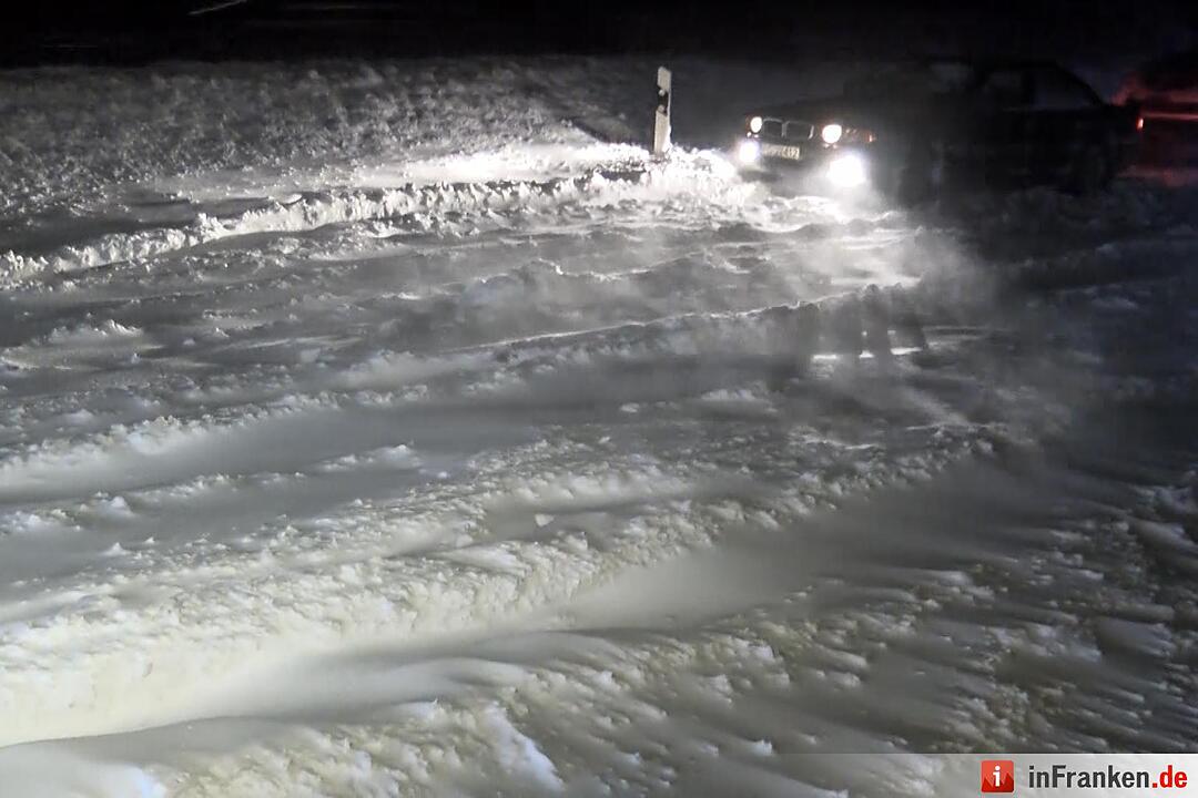Winterchaos in Hochfranken - Laster und Autos stecken fest - Sturmböen sorgen für Schneeverwehungen - Schnee liegt auf den Straßen mehr als knöchelhoch