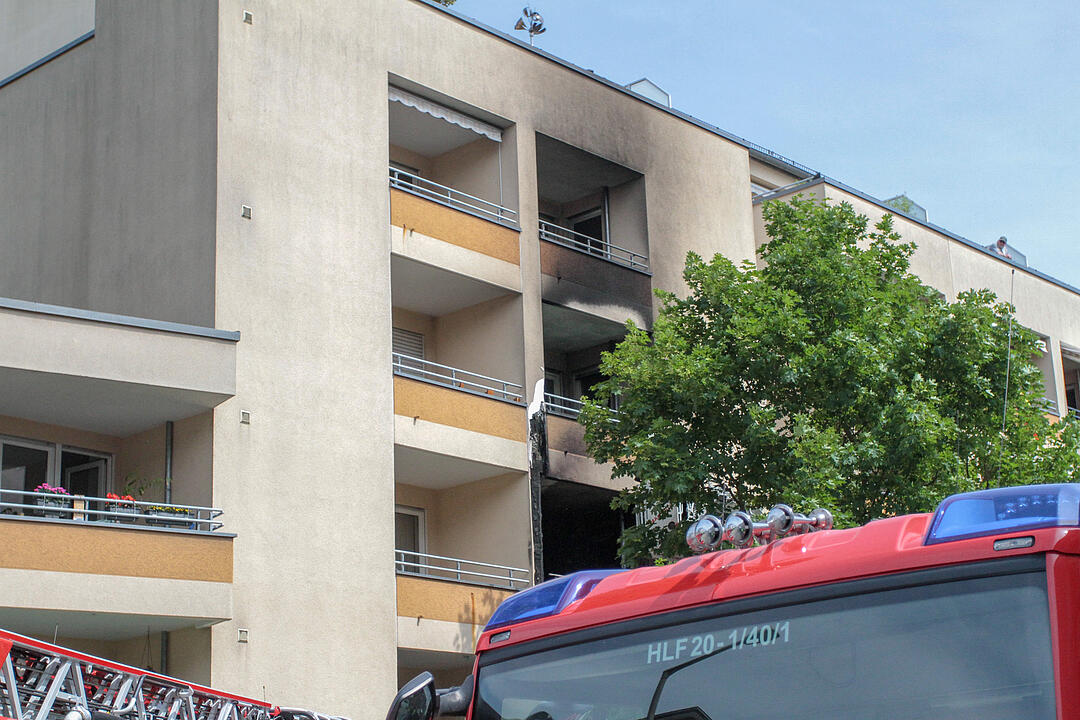 Nürnberg: Feuer in Wohnhaus - Feuerwehr rettet Bewohner