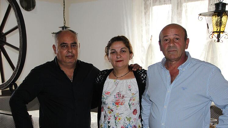 Manos Iosifidis, Despoina Voulgari und Stylianos Krystallis (von links) kümmern sich im ehemaligen Hirschen um das Wohl der Gäste. Foto: Johannes Schlereth