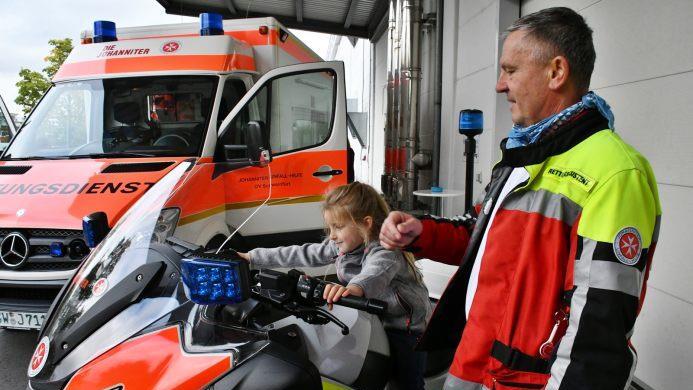 Einmal auf dem großen Motorrad sitzen, wie es die Motorradstaffel der Johanniter aus Würzburg fährt. Das konnte man beim "Maus-Tag" in der Integrierten Leitstelle Schweinfurt. Informationen dazu gab es von Peter Dietl, dem Leiter der Würzburger Motorradstaffel. Hanns Friedrich