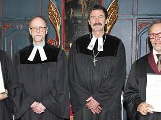 Die neuen Prädikanten Christine Kettler-Pohl und Volker Sauerteig mit Dekan Blechschmidt und Pfarrer Köttig  Foto: Roland Holzheid