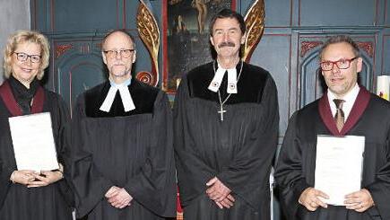Die neuen Prädikanten Christine Kettler-Pohl und Volker Sauerteig mit Dekan Blechschmidt und Pfarrer Köttig  Foto: Roland Holzheid