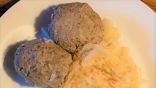 Pf&auml;lzer Leberkn&ouml;del mit Sauerkraut.