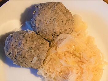 Pf&auml;lzer Leberkn&ouml;del mit Sauerkraut.