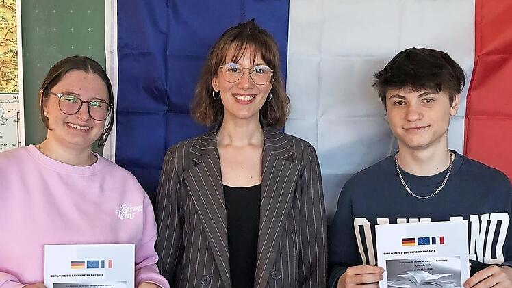 Anina Alt (links) und Luan Arnold (rechts) mit ihren Zertifikaten, in der Mitte Lehrerin Selina Dörfner.