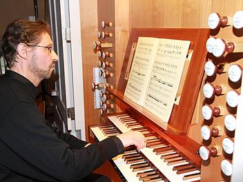 Karl-Heinz Böhm entlockte der Orgel in der Eggolsheimer Pfarrkirche interessante Tonfolgen. Fotos: Erlwein