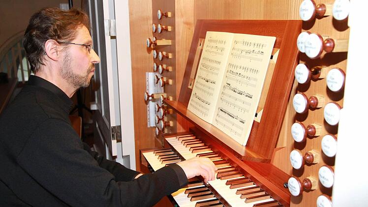 Karl-Heinz Böhm entlockte der Orgel in der Eggolsheimer Pfarrkirche interessante Tonfolgen. Fotos: Erlwein
