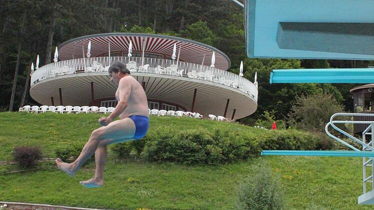 Im Angesicht des "Weizenturms" ist die Saale-Zeitung mit einem Arschbombenkontest beim Schwimmbadfest dabei. Foto: Thomas Mäuser