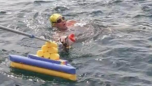 Verpflegung vom Beiboot: Die Essens- und Getränkeaufnahme kann natürlich nur schwimmend erfolgen.