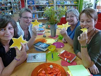 Das Team genießt die Sterne in gebackener Form. Foto: Stadtbibliothek