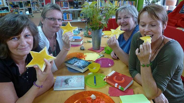 Das Team genießt die Sterne in gebackener Form. Foto: Stadtbibliothek