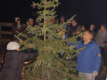Die Besucher schmückten mit Leuchtkreisen den Christbaum. Foto: Brigitta Kempe-Wolf