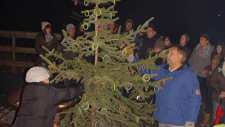 Die Besucher schmückten mit Leuchtkreisen den Christbaum. Foto: Brigitta Kempe-Wolf