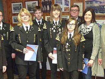 Bei der Bergmannskapelle gab es Ehrungen in Silber durch den Nordbayerischen Musikbund mit Kreisvorsitzendem Wolfgang Müller (rechts). Mit im Bild (von links) Josua Wicklein, Niklas Buckreus (beide D2-Silber), Barbara Lauterbach, Jonas Völk (D2-Silber), Miriam Baierlipp, Julia Zipfel (D2-Silber), Zweiter Vorsitzender Thomas Neubauer und Julia Fischer.  Foto: Gerd Fleischmann