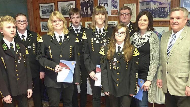 Bei der Bergmannskapelle gab es Ehrungen in Silber durch den Nordbayerischen Musikbund mit Kreisvorsitzendem Wolfgang Müller (rechts). Mit im Bild (von links) Josua Wicklein, Niklas Buckreus (beide D2-Silber), Barbara Lauterbach, Jonas Völk (D2-Silber), Miriam Baierlipp, Julia Zipfel (D2-Silber), Zweiter Vorsitzender Thomas Neubauer und Julia Fischer.  Foto: Gerd Fleischmann