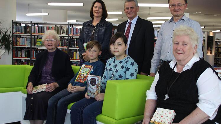 In den gemütlichen Sitzgruppen der Kreisbibliothek lässt es sich prima schmökern. Das wissen die älteren Leser genauso wie die jungen. Das Bild zeigt (sitzend, von links): Maria Sticker, Lars Bauer, Salome Tantorat und Erika Sticker; stehend (von links): Andrea Steller, Landrat Oswald Marr und Büchereileiter Rudolf Pfadenhauer.  Foto: Friedwald Schedel