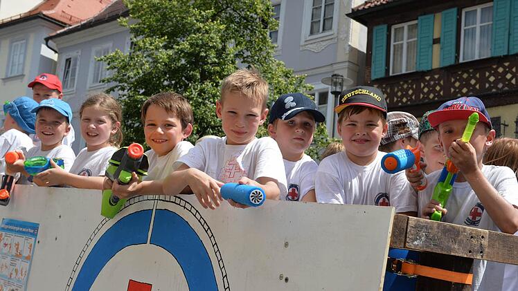 Die Wasserwacht-Jugend zielte mit Wasserpistolen. Foto: Ronald Rinklef