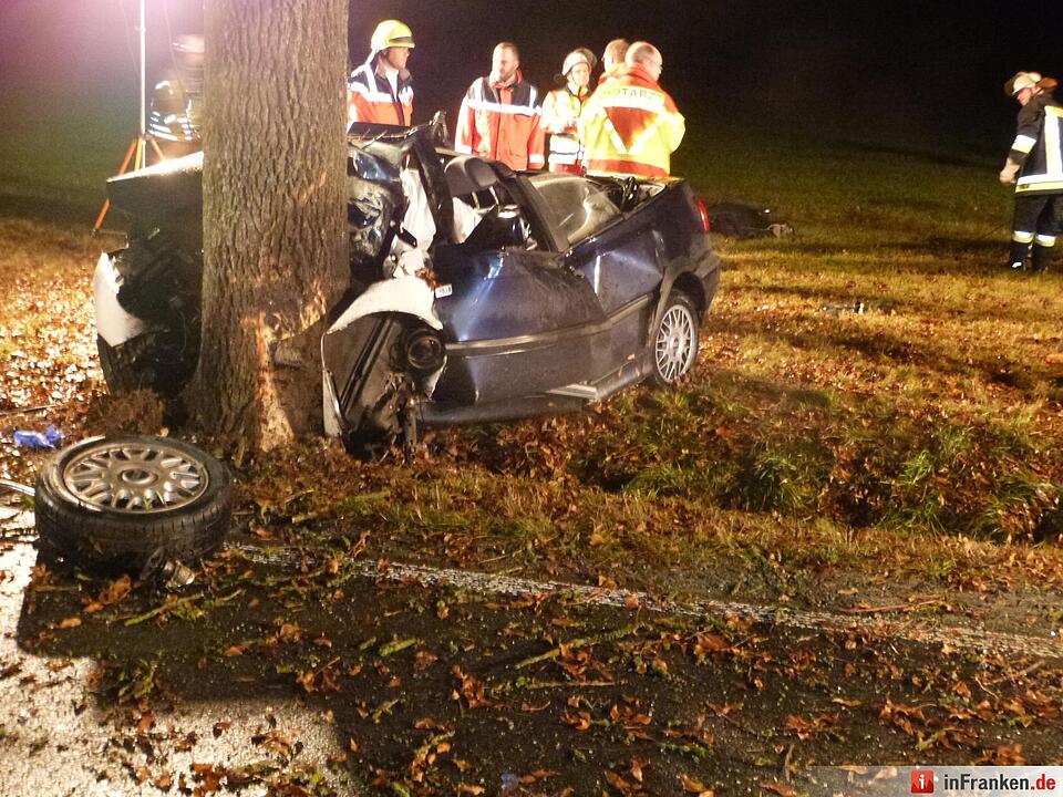 Tödlicher Unfall – Junger Fahrer kollidiert mit Baum