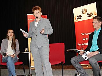Die Vizepräsidentin des Deutschen Bundestages, Petra Pau (Die Linke) stellte sich den Fragen der beiden Moderatoren des FRG Ebern, Sophia Reinmund (links) und Simon Schleicher (rechts). Foto: Helmut Will