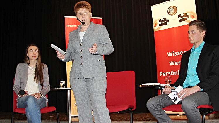 Die Vizepräsidentin des Deutschen Bundestages, Petra Pau (Die Linke) stellte sich den Fragen der beiden Moderatoren des FRG Ebern, Sophia Reinmund (links) und Simon Schleicher (rechts). Foto: Helmut Will