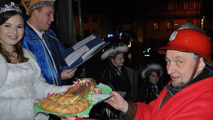 Bereitwillig übergab Bürgermeister Ralf Nowak (rechts) den vom "Otto-Beck" gebackenen übergroßen (Rathaus-)Schlüssel an das Prinzenpaar Katharina und Stephan.