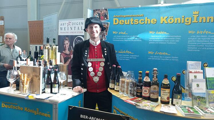 Engagierter Werbebotschafter für den Landkreis Haßberge: Bierprinz Sebastian Gocker am Messestand der Arbeitsgemeinschaft Deutsche KönigInnen.R. Russ