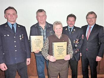 Ehrungen bei der Feuerwehr Wolfersdorf; im Bild (von links): Vorsitzender Werner Buckreus, Rudolf Schneider (50 Jahre), Karl Renk (70 Jahre), Kommandant Hans-Dieter Seedtke und Bürgermeister Rainer Detsch Foto: Gerd Fleischmann