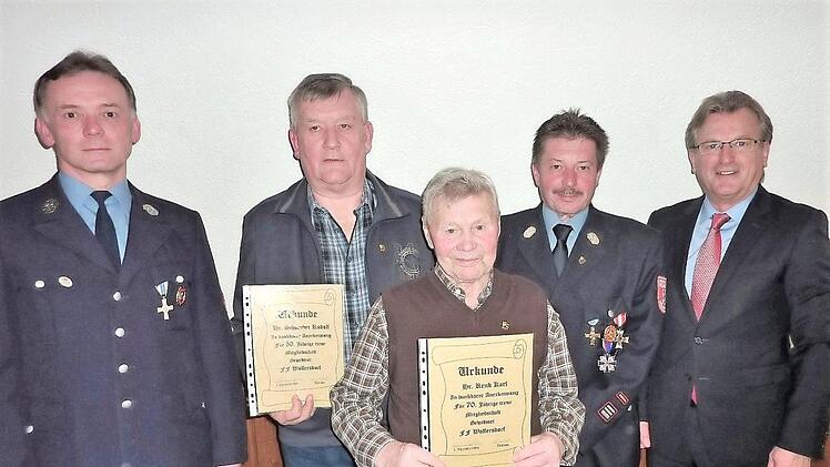 Ehrungen bei der Feuerwehr Wolfersdorf; im Bild (von links): Vorsitzender Werner Buckreus, Rudolf Schneider (50 Jahre), Karl Renk (70 Jahre), Kommandant Hans-Dieter Seedtke und Bürgermeister Rainer Detsch Foto: Gerd Fleischmann