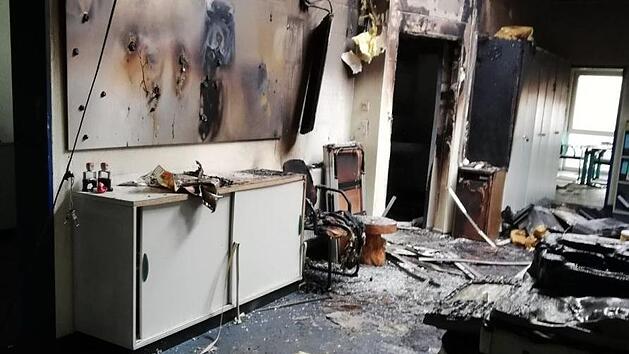 Die Büroräume des Firmengebäudes Hörrlein in der Adelsdorfer Bahnhofstraße wurden durch ein Feuer am Mittwochvormittag  vollkommen zerstört. Fotos: privat