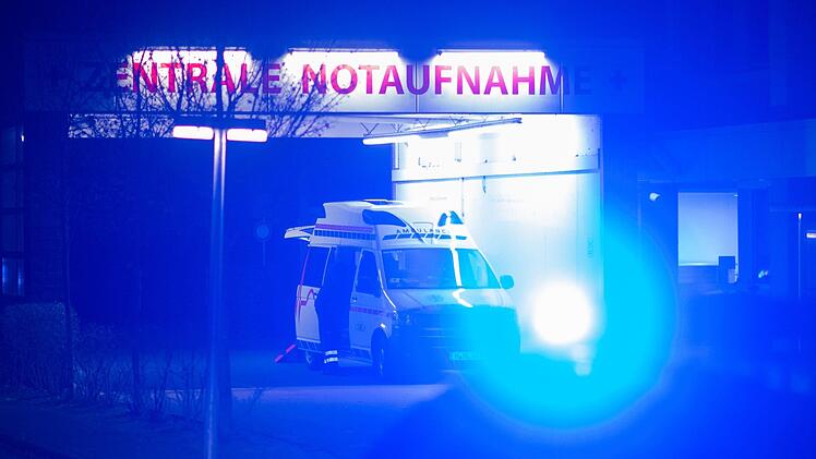 Eine Frau griff am Samstag Polizisten in einer Notaufnahme in Nürnberg an.  Symbolfoto: Julian Stratenschulte/dpa