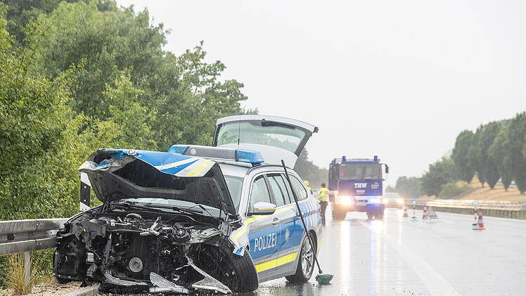 Polizeiauto total beschädigt: Einsatzfahrt endet in Leitplanke