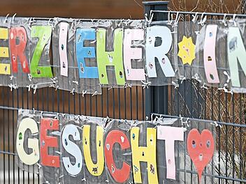 In Kindergärten und Kitas fehlt es an Personal. Jetzt gibt es ein Programm für Quereinsteiger und zur Weiterbildung, das nicht nur den Einrichtungen helfen soll.