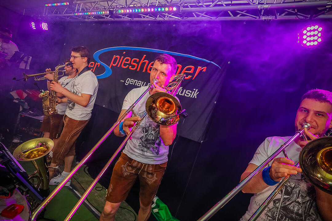 Samstagsparty im Festzelt!